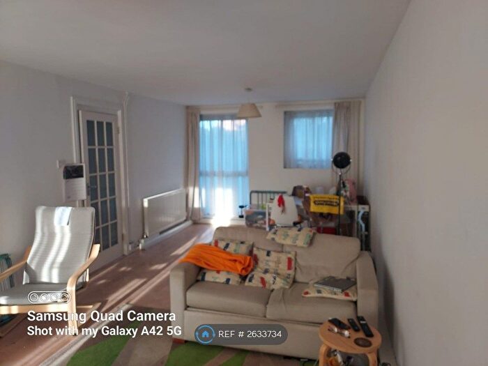 2 Bedroom Flat To Rent In Jordans, Welwyn Garden City, AL7