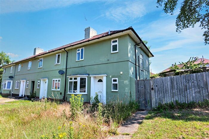 3 Bedroom End Of Terrace House For Sale In Brookside Way, Southampton, SO18