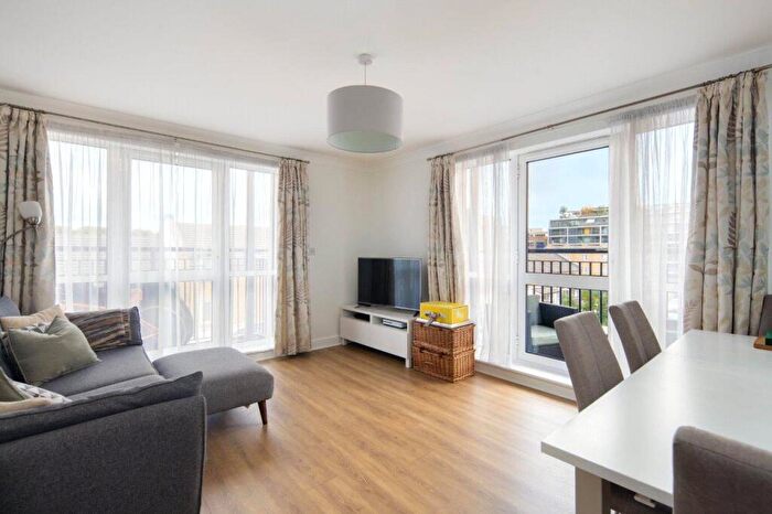 2 Bedroom Flat For Sale In Firewatch Court, Candle Street, London, E1