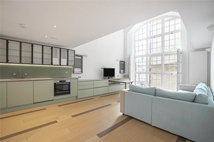 3 Bedroom Flat To Rent In Battersea Park Road, London, SW11