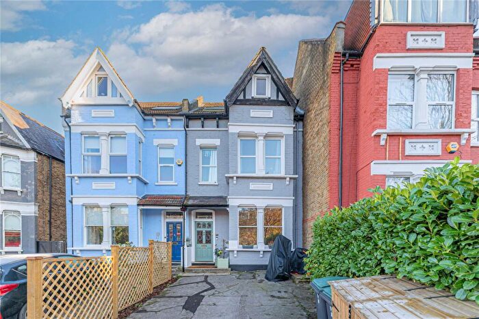 2 Bedroom Apartment For Sale In Colney Hatch Lane, London, N10