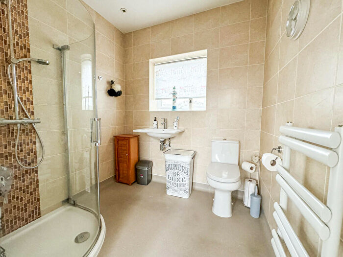 1 Bedroom Detached Bungalow For Sale In Wedgwood Way, Rochford, SS4