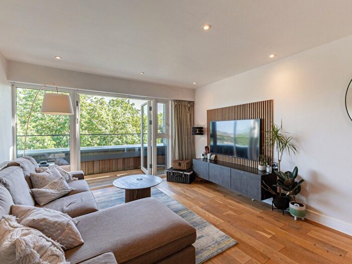 2 Bedroom Flat For Sale In Bradley Road, London, SW4