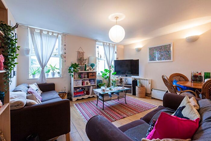 2 Bedroom Flat To Rent In Cleveland Grove, Stepney, London, E1