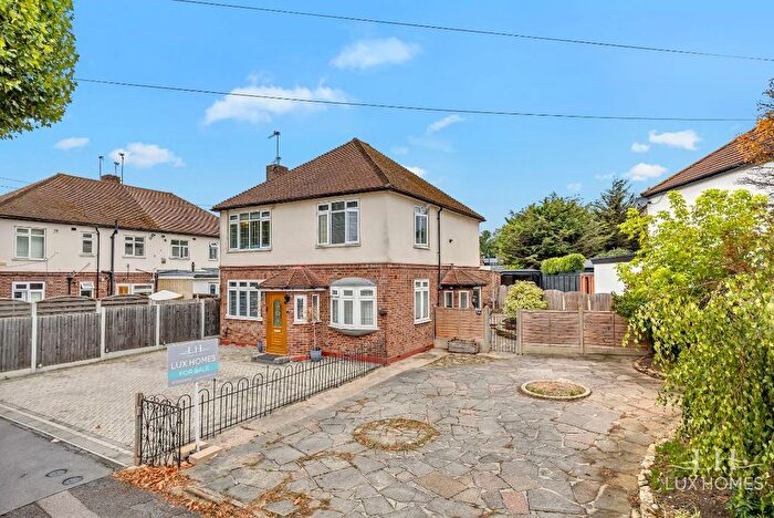2 Bedroom Maisonette For Sale In Harrow Drive, Hornchurch, RM11