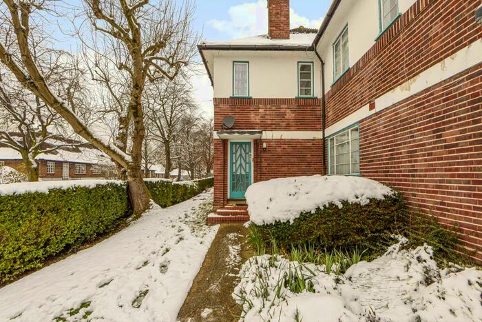 2 Bedroom Maisonette To Rent In Holyoake Walk, East Finchley, N2