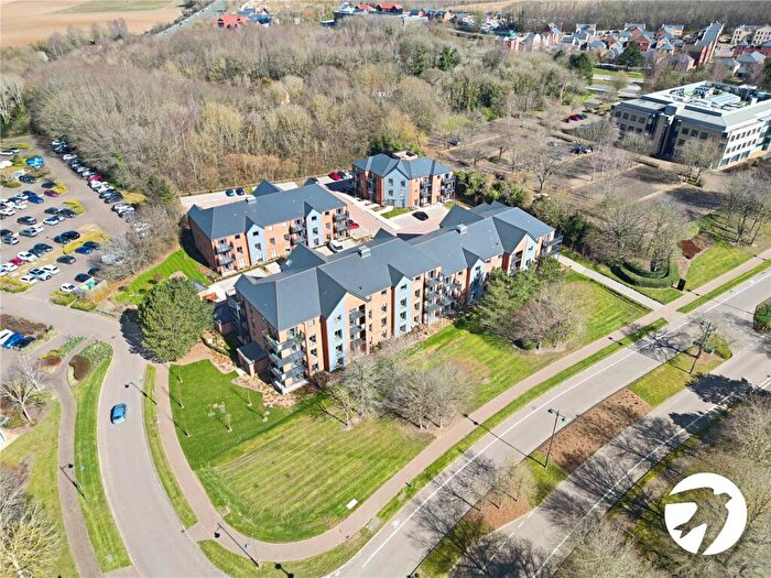 2 Bedroom Flat To Rent In Batesford Close, Kings Hill, West Malling, Kent, ME19
