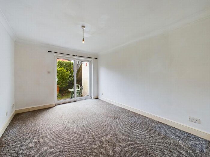 1 Bedroom Flat For Sale In Great Heathmead, Haywards Heath, RH16