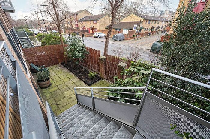 2 Bedroom Flat To Rent In Lovelace Street, Dalston, London, E8