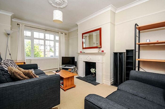 3 Bedroom Flat To Rent In Tilehurst Road, London, SW18