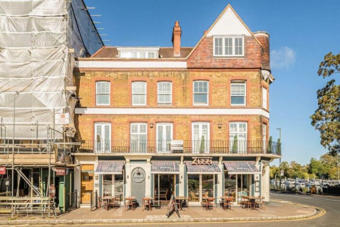 2 Bedroom Flat For Sale In Bridge Road, East Molesey, KT8