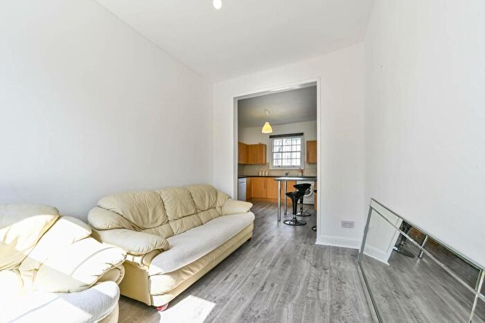 3 Bedroom Maisonette To Rent In King Henrys Walk, Dalston, London, N1