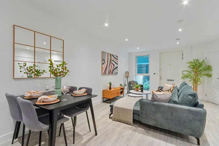 1 Bedroom Flat To Rent In Boyle Court, Lampton Parkside, Hounslow, Hounslow, TW3