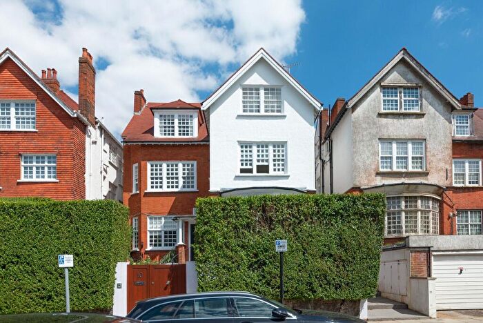 3 Bedroom Flat To Rent In Bracknell Gardens, Hampstead, London, NW3