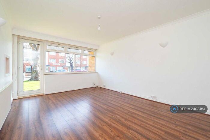 2 Bedroom Flat To Rent In Hadrian Court, Sutton, SM2