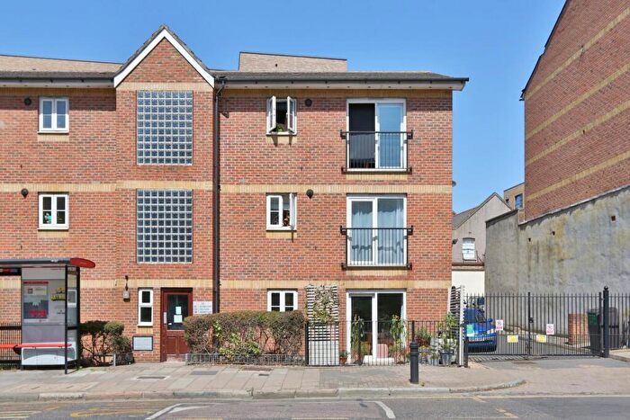 2 Bedroom Apartment To Rent In Northwold Road, London, E5
