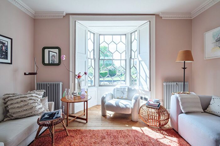 4 Bedroom Semi-Detached House For Sale In De Beauvoir Square, London, N1