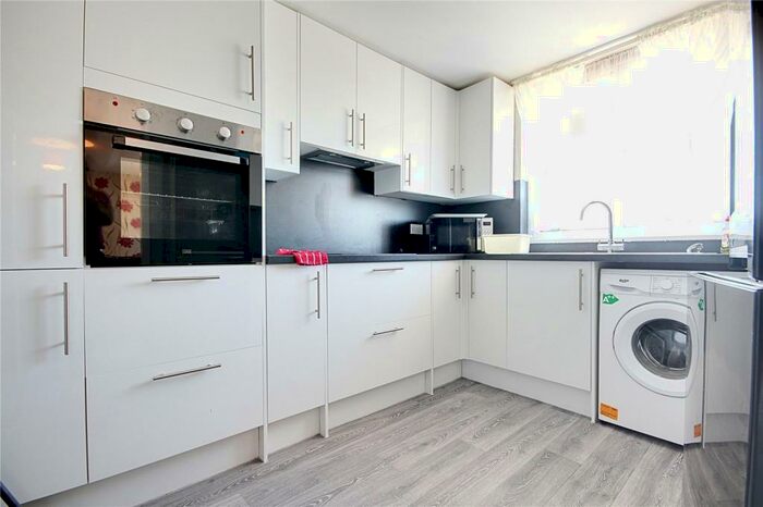 2 Bedroom Flat To Rent In Cedar Road, Enfield, EN2
