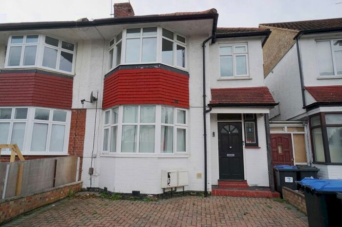 1 Bedroom Flat To Rent In Bridge Gate, Ridge Avenue, London N21