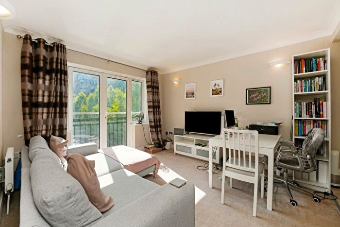 1 Bedroom Apartment To Rent In Lomond Court, Maple Road, KT6