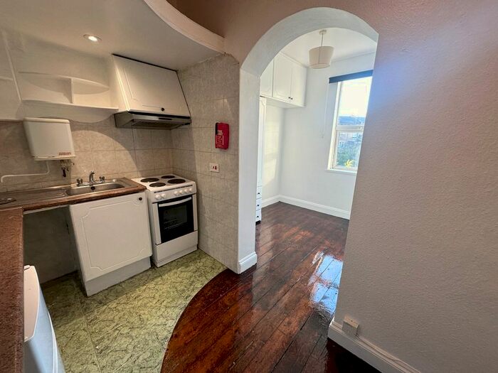 Studio To Rent In Stockwell Road, London, SW9