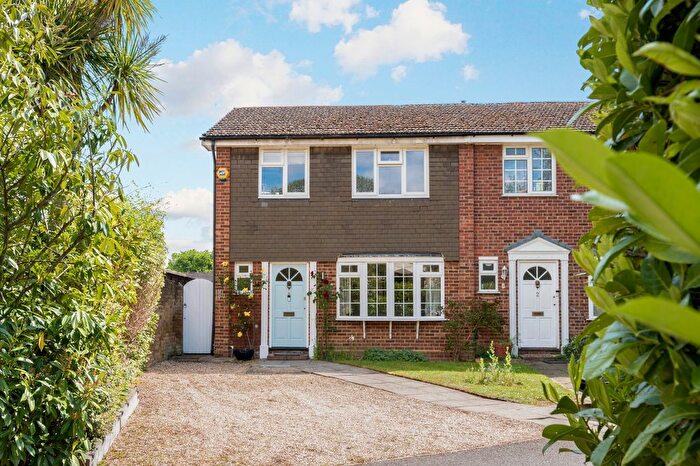 3 Bedroom Terraced House For Sale In Victoria Way, Weybridge, KT13