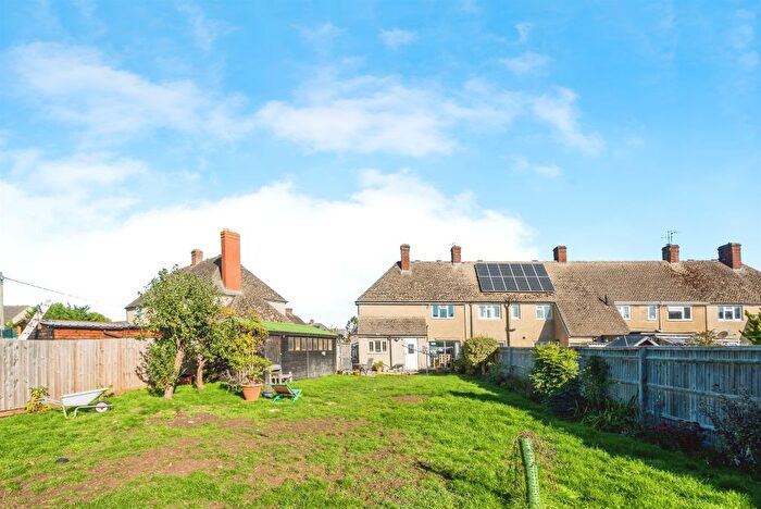 3 Bedroom End Of Terrace House For Sale In Fox Close, Bampton, OX18