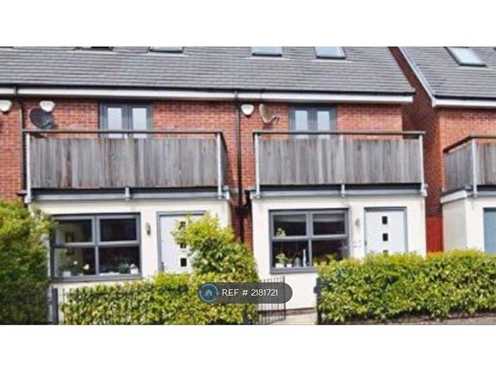 3 Bedroom Semi-Detached House To Rent In Highmarsh Cresent, West Didsbury, M20