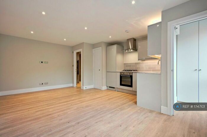 2 Bedroom Flat To Rent In Buckingham Place, High Wycombe, HP13