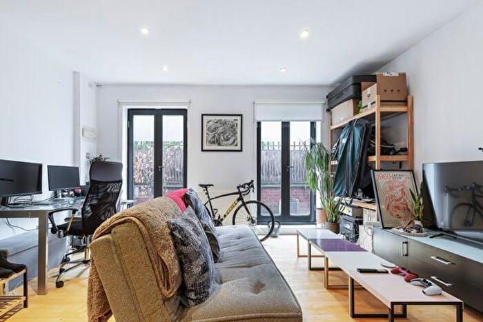 1 Bedroom Maisonette For Sale In Surrey Row, London, SE1