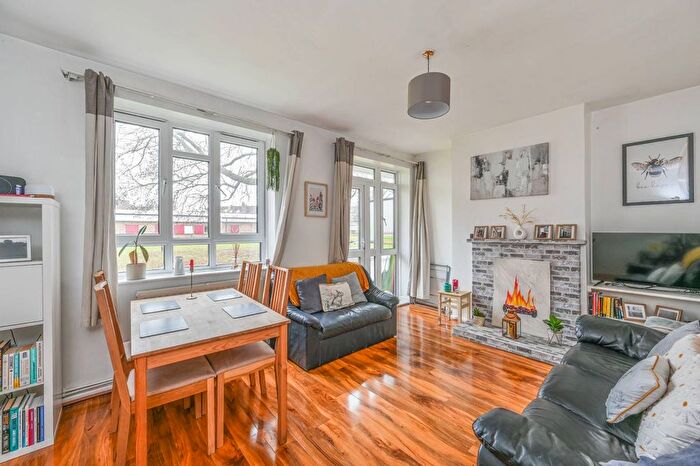2 Bedroom Flat For Sale In Weir Road, Balham, London, SW12