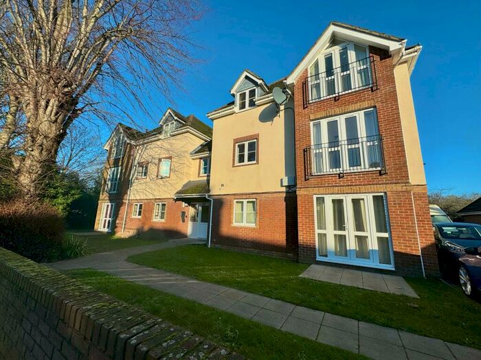 2 Bedroom Apartment To Rent In Heather Court, Oak Road, SO19