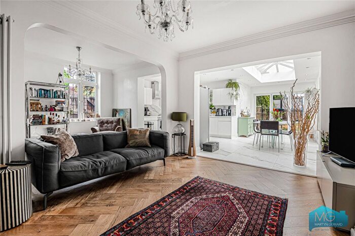 4 Bedroom End Of Terrace House For Sale In Long Lane, London, N3