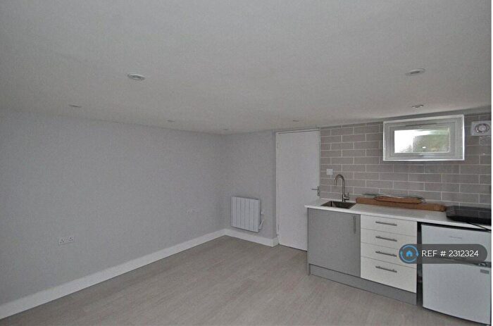 4 Bedroom Semi-Detached House To Rent In Denzil Road, Guildford, GU2