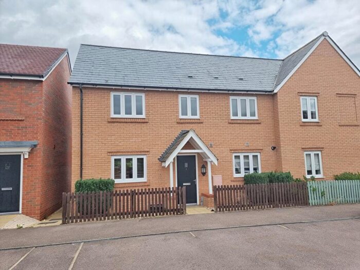 3 Bedroom Terraced House For Sale In Chestnut Avenue, Silsoe, Bedfordshire, MK45