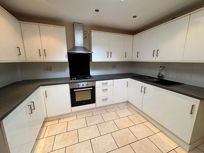 3 Bedroom Flat To Rent In Earlsdon Avenue North, Coventry, CV5