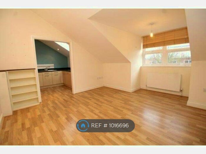 2 Bedroom Flat To Rent In Grandfield Avenue, Watford, WD17