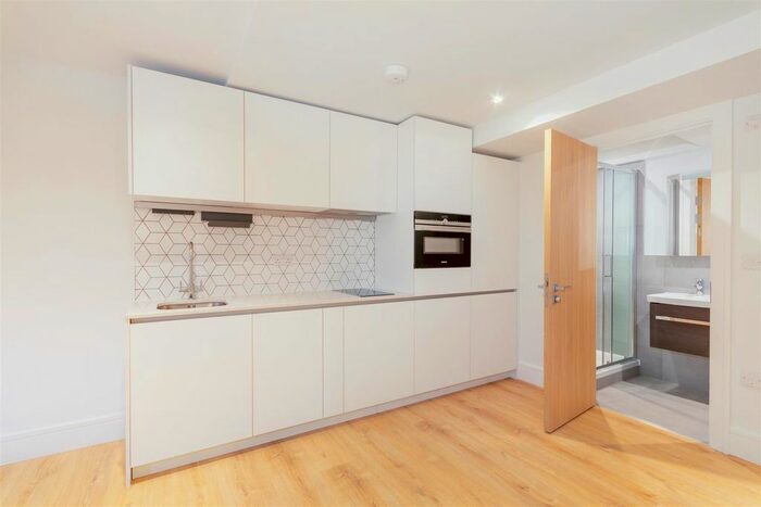 2 Bedroom Flat To Rent In Queens Road, Weybridge, Surrey, KT13