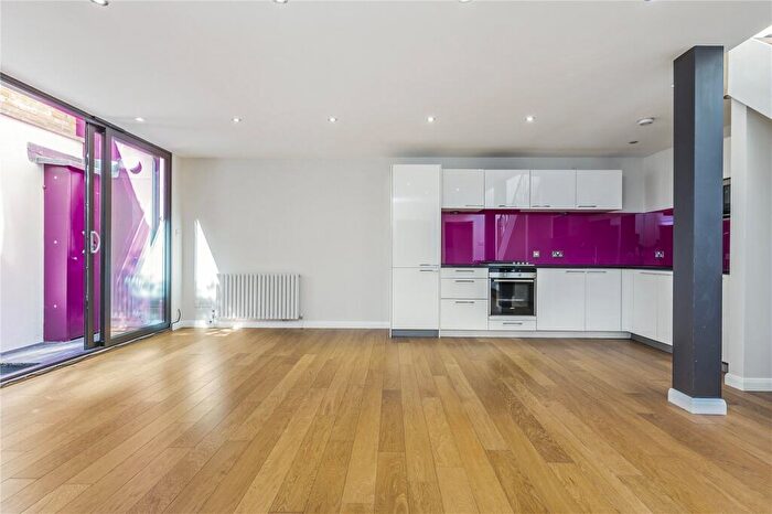 2 Bedroom Apartment To Rent In Graham Road, Hackney, London, E8