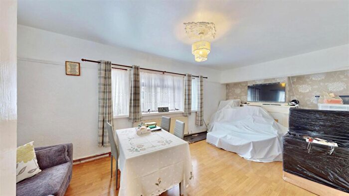 3 Bedroom End Of Terrace House For Sale In Greenway, Dagenham, RM8