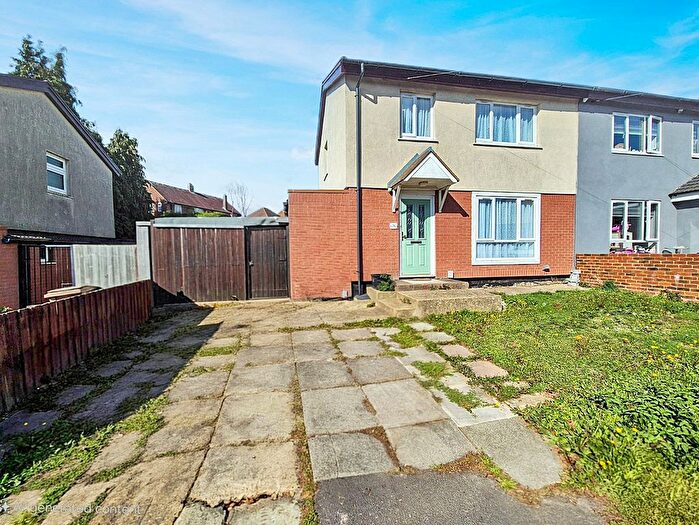 3 Bedroom Semi-Detached House For Sale In Yeovil Road, Luton, Bedfordshire, LU2