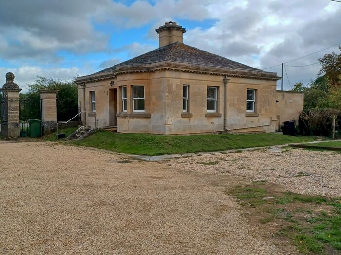 2 Bedroom Cottage To Rent In Lechlade Road, SN7