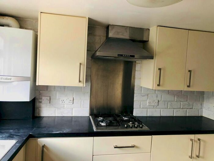 3 Bedroom Flat To Rent In Plumstead High Street, London, SE18