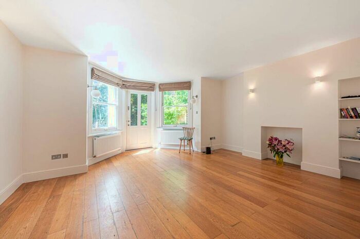 3 Bedroom Flat To Rent In Fitzjohns Avenue, Hampstead, London, NW3