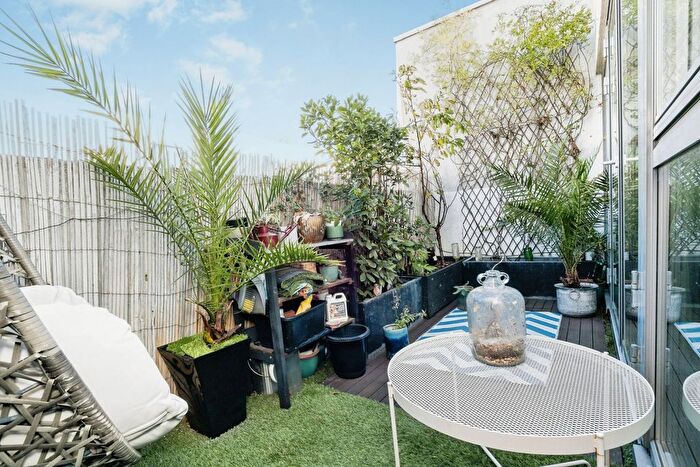 2 Bedroom Flat For Sale In Pickering Road, Barking, IG11