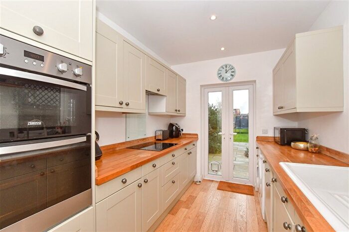 3 Bedroom Terraced House For Sale In Tonbridge Road, Hildenborough, Tonbridge, Kent, TN11