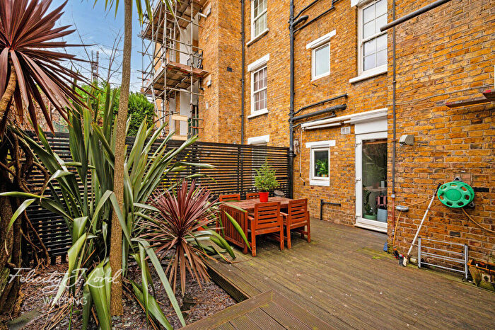 2 Bedroom Apartment For Sale In Hardinge Street, Shadwell, E1