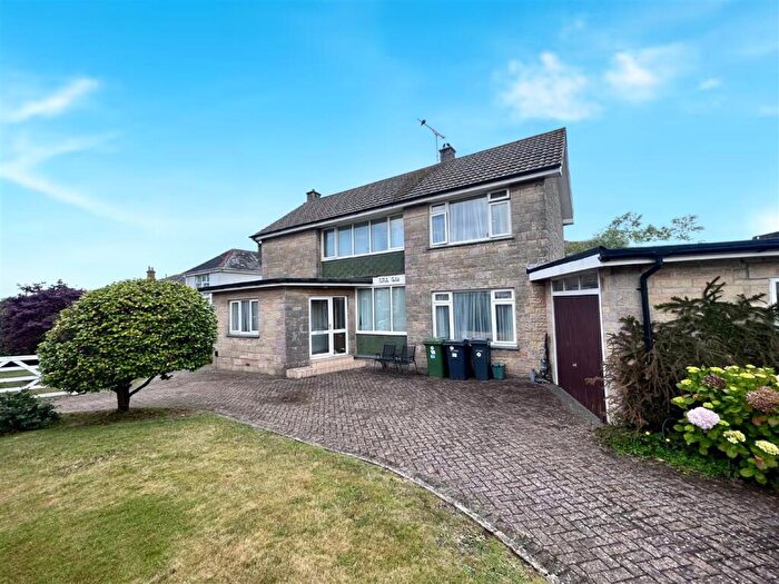 4 Bedroom Detached House For Sale In Royal Crescent, Sandown, PO36