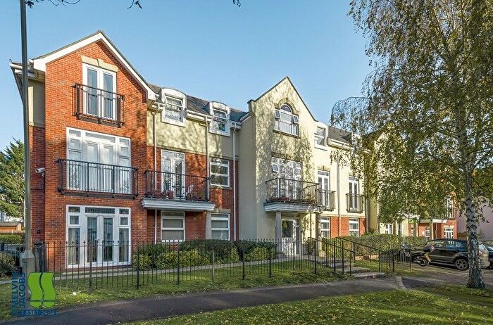 2 Bedroom Flat For Sale In Stonegrove, Edgware, Greater London., HA8