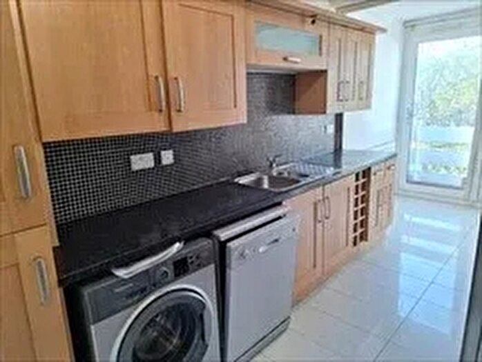 2 Bedroom Flat To Rent In The Pines, Purley, CR8